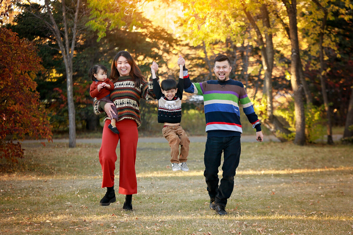 family-fall-photo-session-in-bowness-park