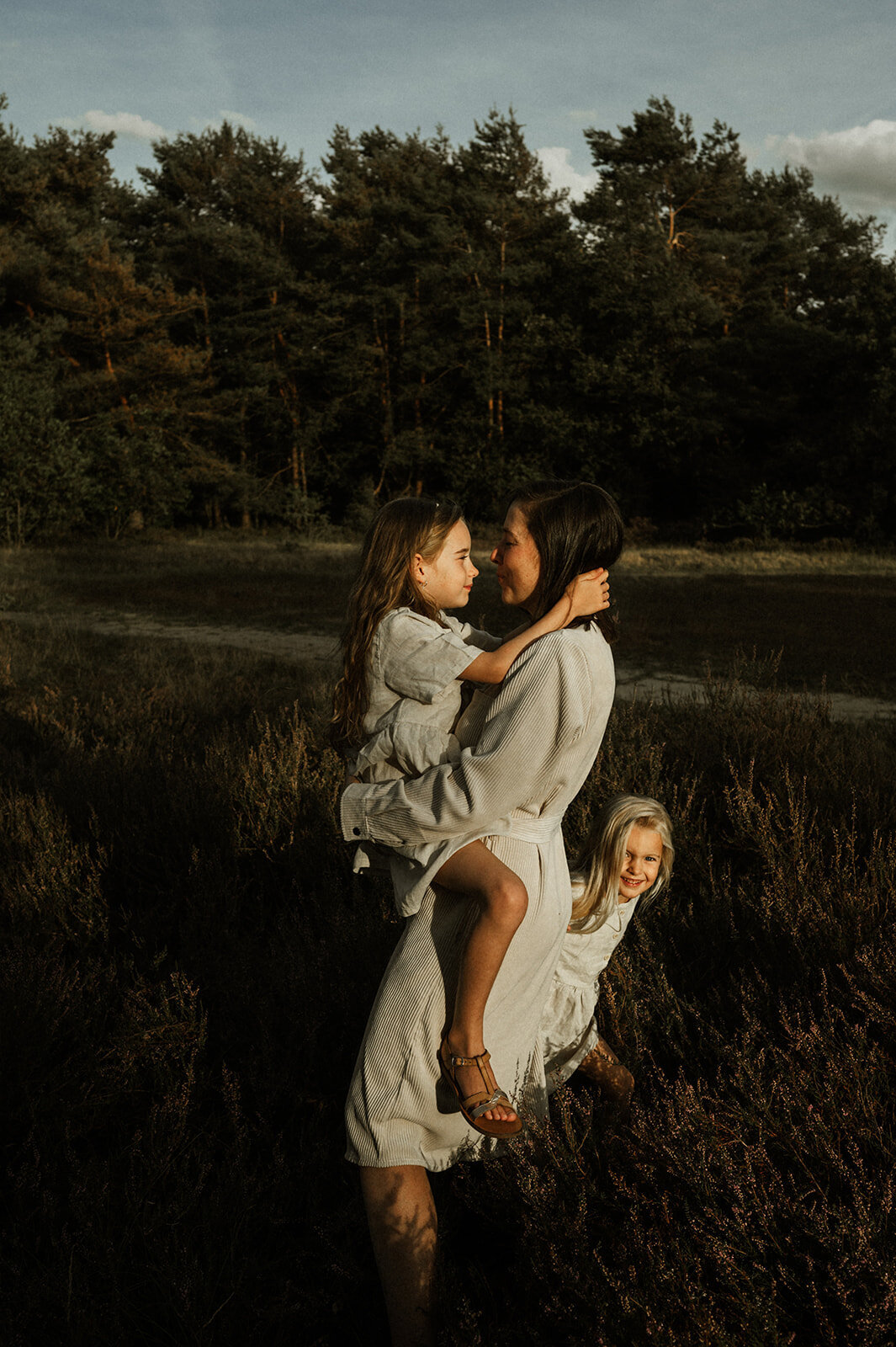 Gezinsfotografie in Nijlen tijdens golden hour – pure, spontane momenten vastgelegd in de heide.