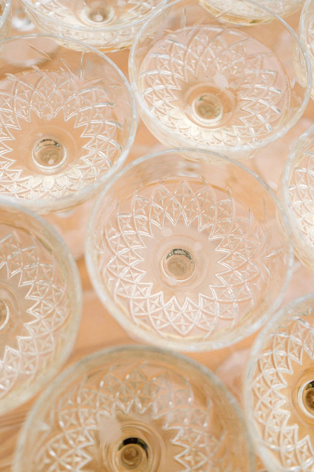 Champagne glazen detail shot van boven. 