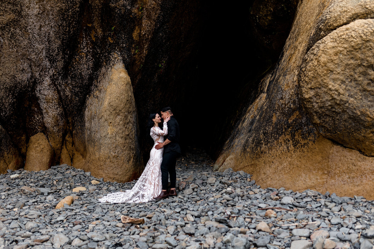 couple-cave-embrace-portland-elopement-photographer