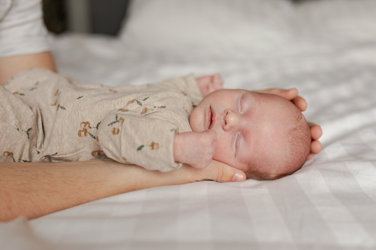 baby in handen newborn