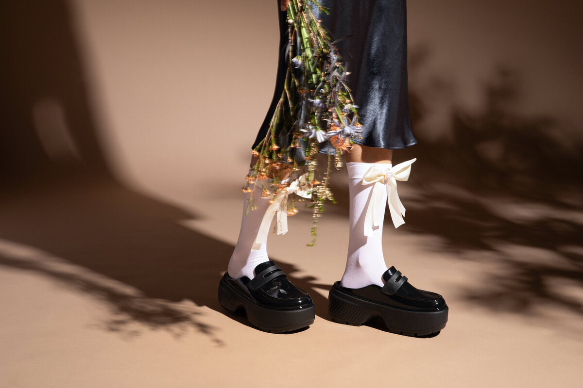 Crocs_r2_S3_2024_Dark-Romance_Knee-Down_210659-001_1752-v6m4cg4d2x