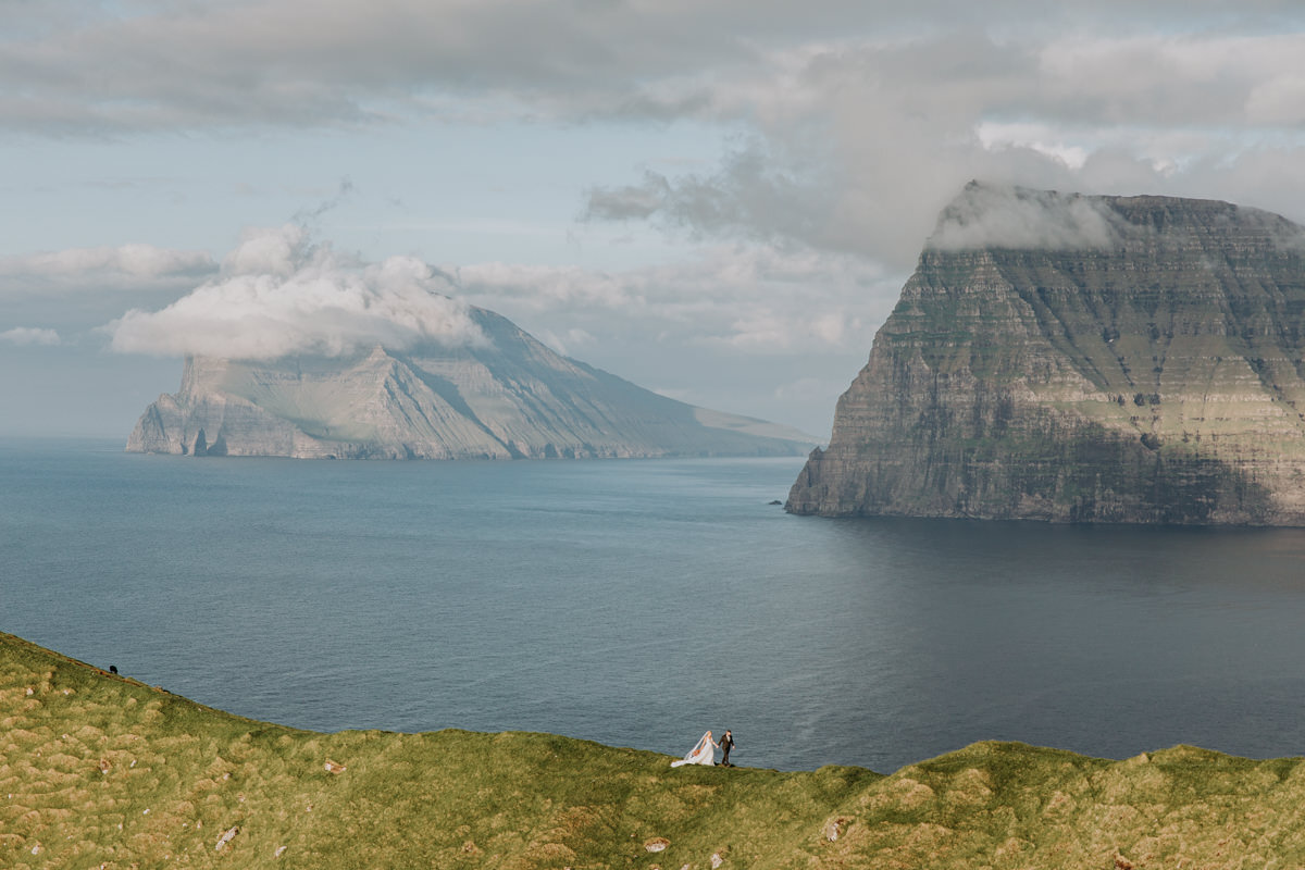 Lizzy and Jesse Elopement_Faroe Islands Kallur Lighthouse and Klakkur Hikes-1457