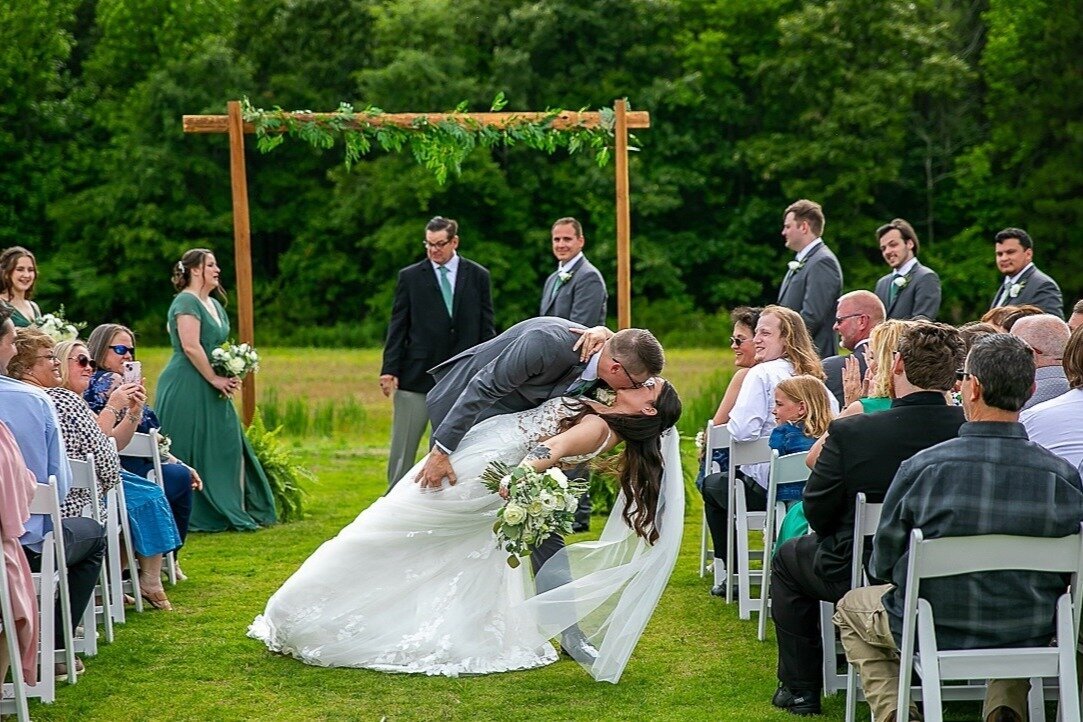 Island-Arbor-Bride-Groom-Kissing-White-Wedding-Dress-The-Legacy-at-Willow-Pond.JPG