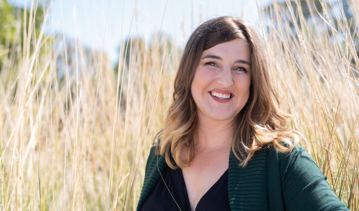 sunnyoutdoorwheatfieldportrait