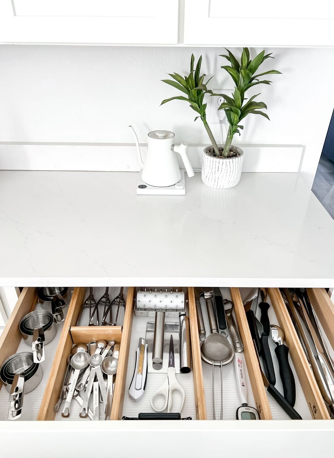 organized-kitchen-drawer-dividers (4)