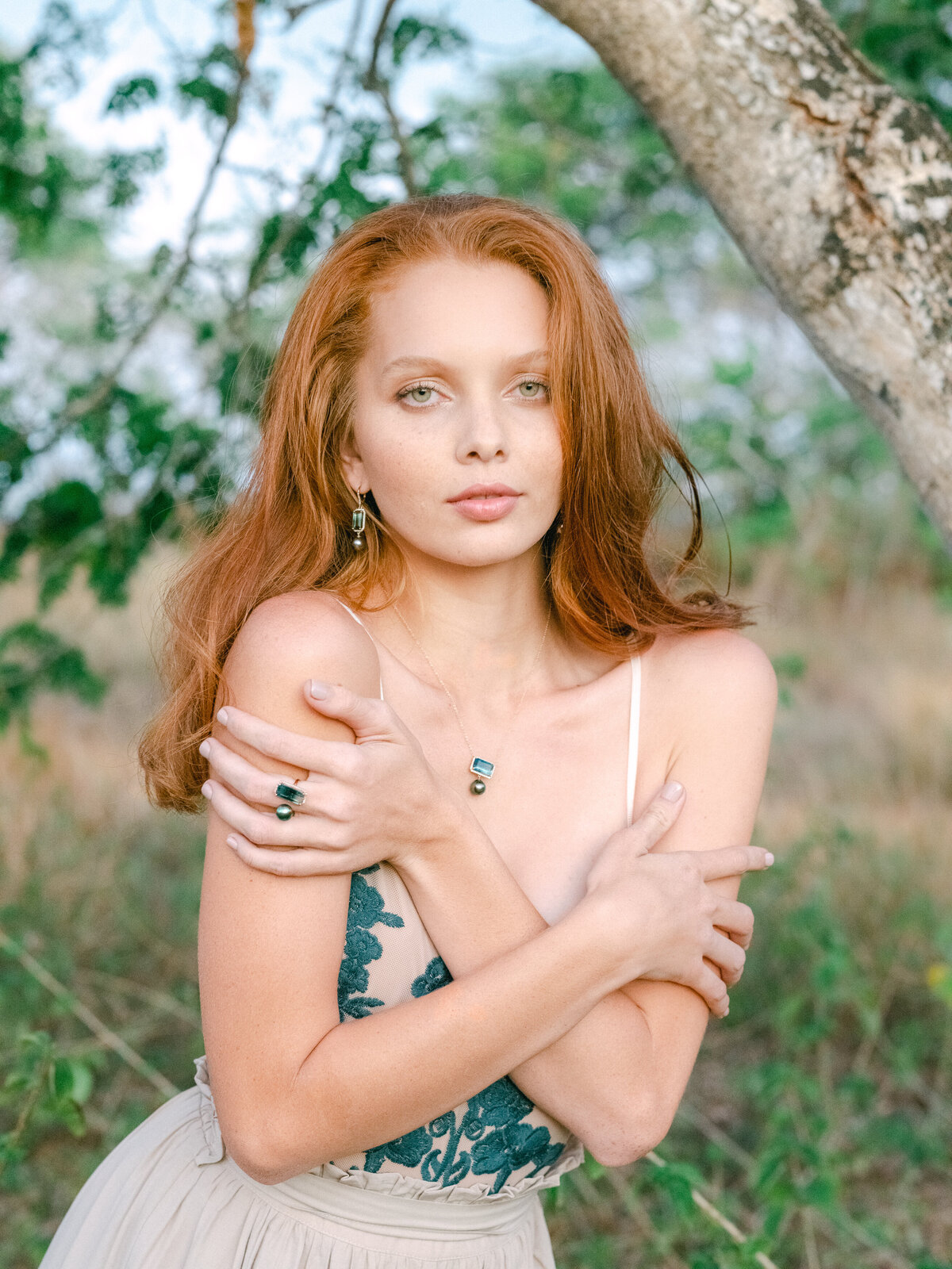 Portrait Femme en studio avec fond vert Fine Art
