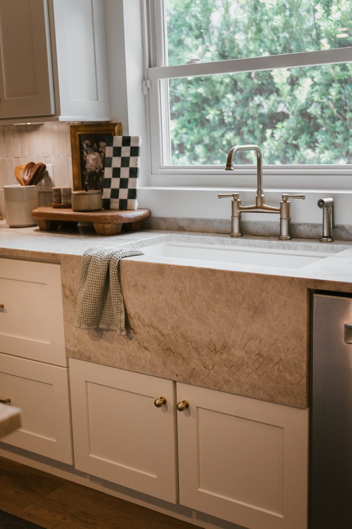 dewine design orlando interior design vintage cove trail kitchen farmhouse sink and white cabinets