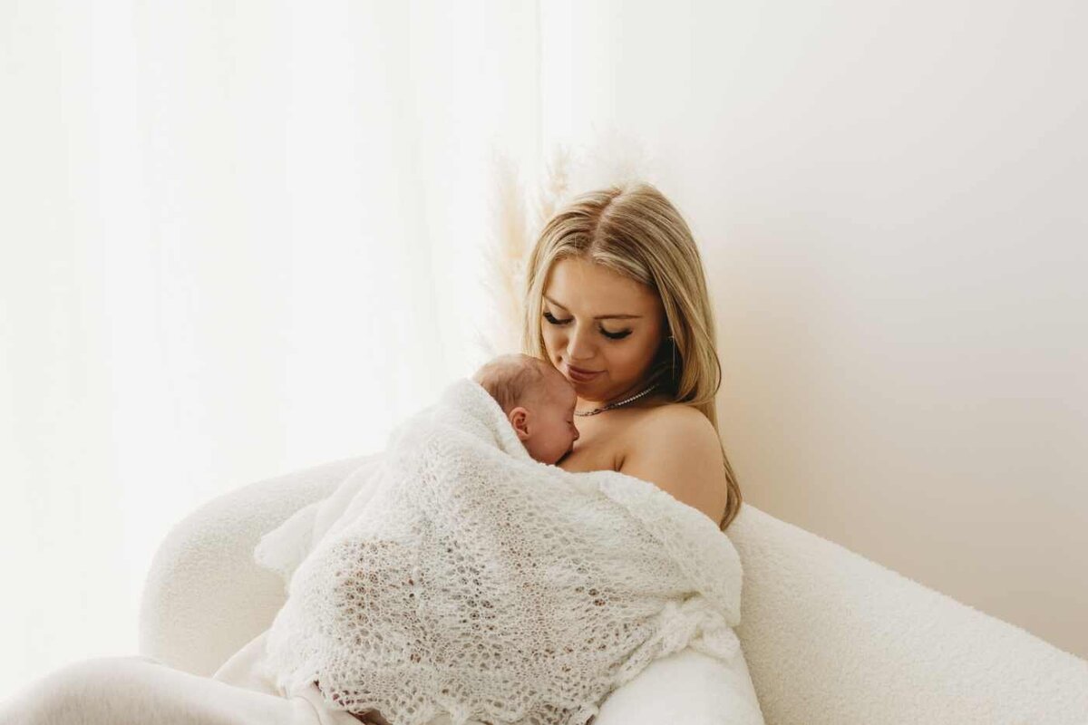 Ruua Hamdan Photography (Altrincham/Manchester, UK): A mother lovingly embraces her baby, holding them close.
