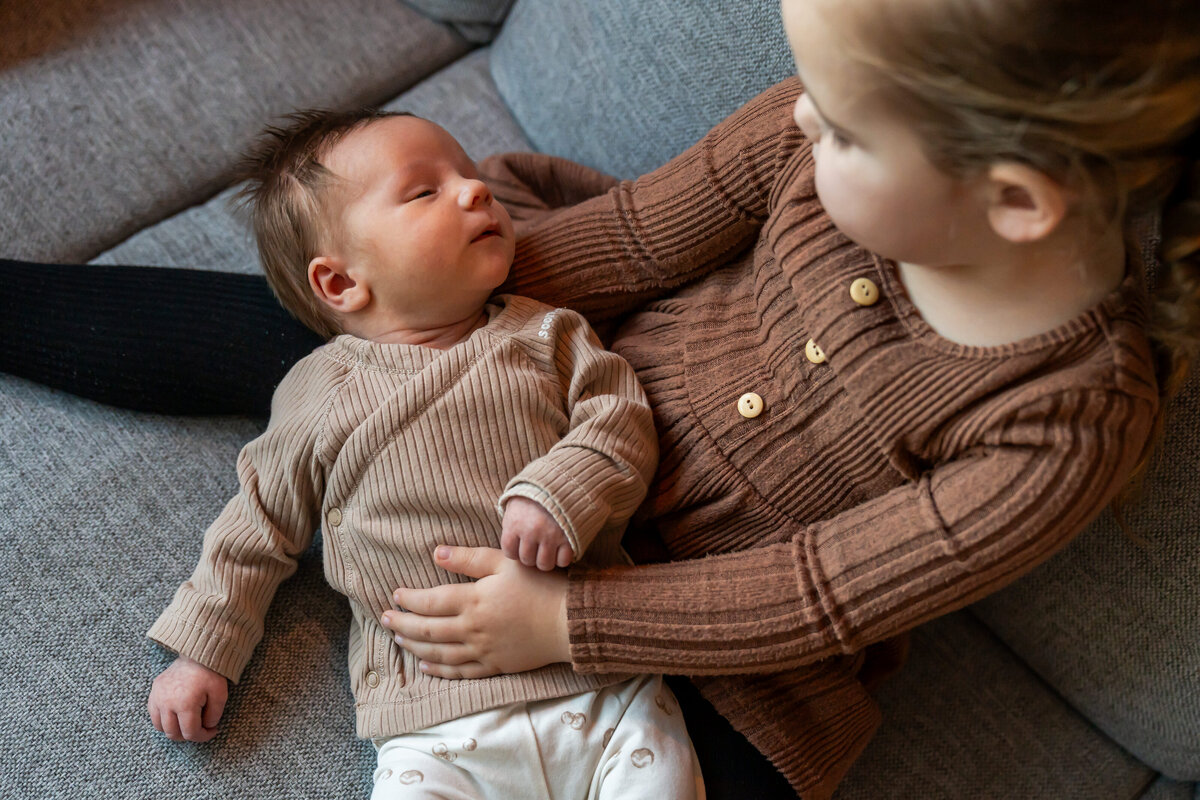 newborn fotograaf, gezinsfotografie, newbornshoot, newbornreportage, babyshoot, babyreportage familie, baby, liefde, echt, tijdloos, kleur echt, Twente, Twenterand, Westerhaar, Vriezenveen, Hardenberg, Almelo, Enschede, kinderfotografie, fotograaf, Juliantien, Schipper, Juliantien fotografie