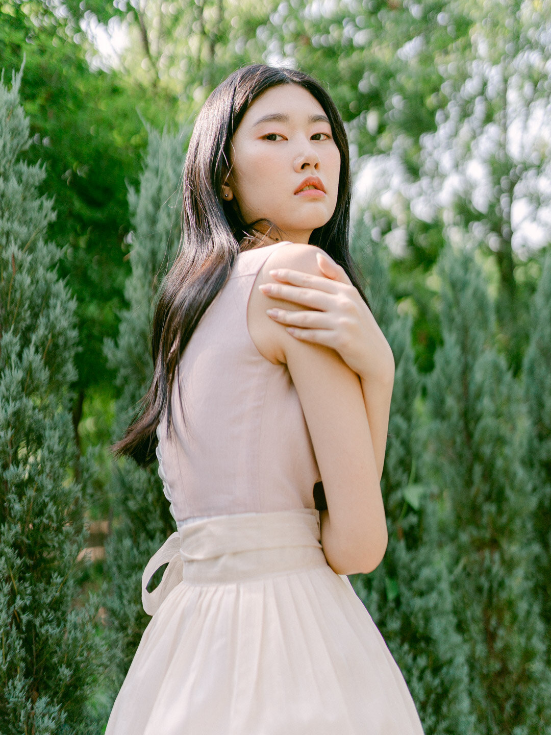 A breathtaking editorial campaign for Ahhorn’s Summer Collection, blending modern summer menswear and elegant women’s gown fashion with the timeless artistry of traditional Hanbok design. Captured in the heart of Gangnam’s Seoul Forest Park, this collection showcases luxury destination fashion crafted from sustainably sourced local silk fabrics in soft, ethereal pastels—perfectly embodying the refined aesthetic of Seoul Fashion Week. With Michael Asmussen Photography, renowned for editorial storytelling and high-end luxury campaigns, this shoot elevates the intersection of modern couture and heritage craftsmanship. Positioned at the forefront of Asia’s fashion capital, this editorial is a statement of elegance, innovation, and sustainability, ideal for global fashion brands, luxury event planners, and high-end destination campaigns.  아혼(Ahhorn) 썸머 컬렉션을 위한 감각적인 럭셔리 에디토리얼 촬영. 강남 서울숲 공원을 배경으로, 전통 한복 디자인에서 영감을 받은 모던한 썸머 남성복과 우아한 여성 드레스 컬렉션을 선보입니다. 부드러운 파스텔 컬러와 지속 가능한 현지 실크 소재를 활용하여, 서울 패션위크를 위한 세련되고 트렌디한 룩을 완성했습니다. 전 세계 럭셔리 브랜드와 하이엔드 에디토리얼 촬영을 전문으로 하는 Michael Asmussen Photography와 함께, 이 촬영은 아시아 패션 중심지에서 모던한 패션과 전통의 가치를 아름답게 담아낸 작품입니다. 글로벌 패션 브랜드, 럭셔리 이벤트 기획자, 그리고 하이엔드 여행 캠페인을 위한 완벽한 비주얼을 제공합니다.