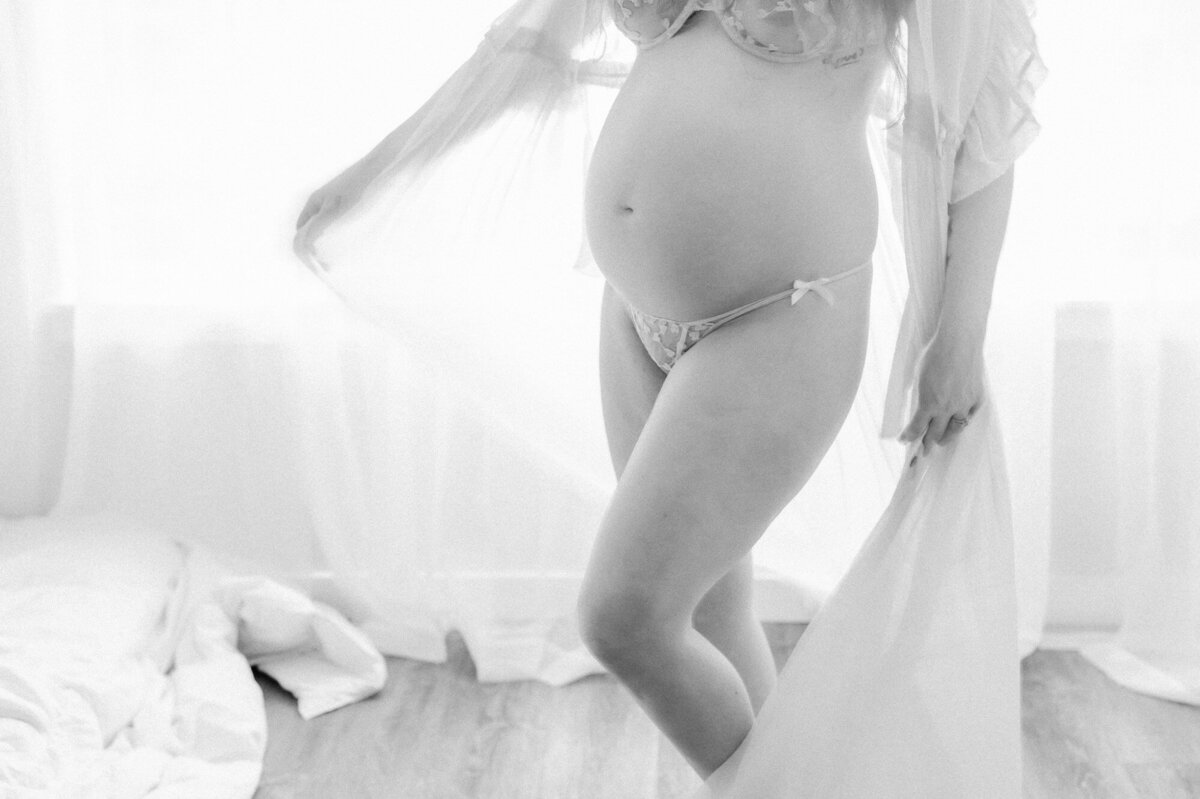 intimate-maternity-boudoir-session-112