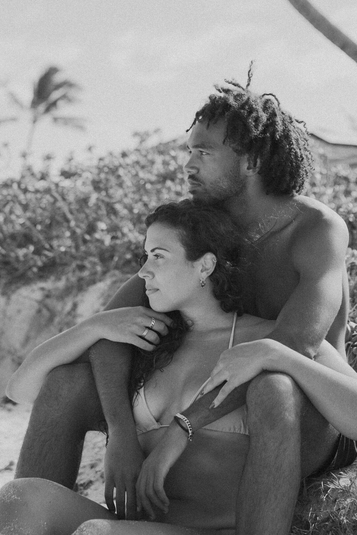A black and white intimate moment of a couple in Hawaii, showcasing editorial wedding photography with a luxurious feel.