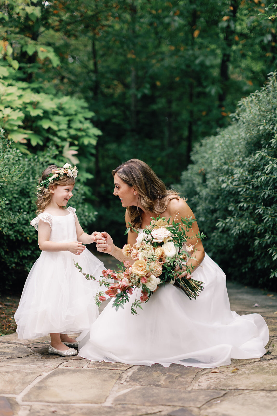 bride-talking-to-flower-girl
