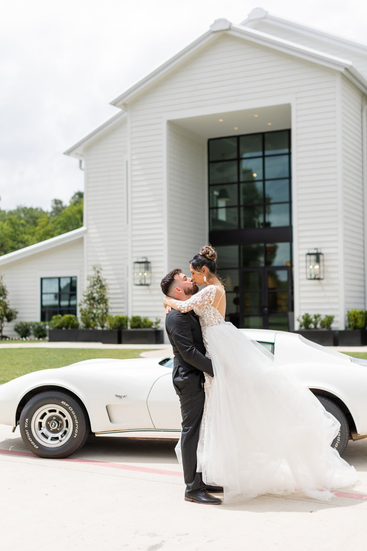Boxwood-Manor-Wedding-Outdoor-Bright-Florals-4