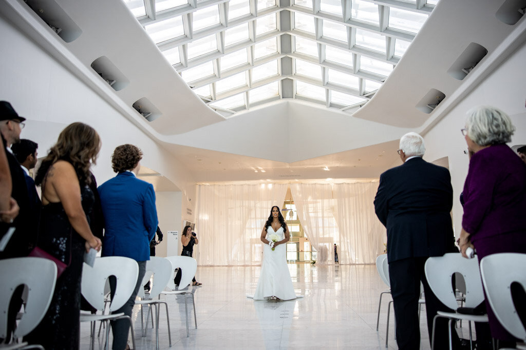 72-Milwaukee-Art-Mueseum-Wedding-Lauren-Ashley-Studios