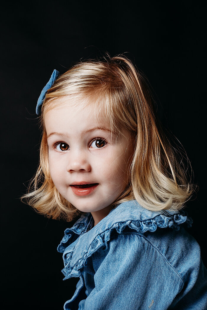 2 jaar kinderportret, studioportret zwarte achtergrond