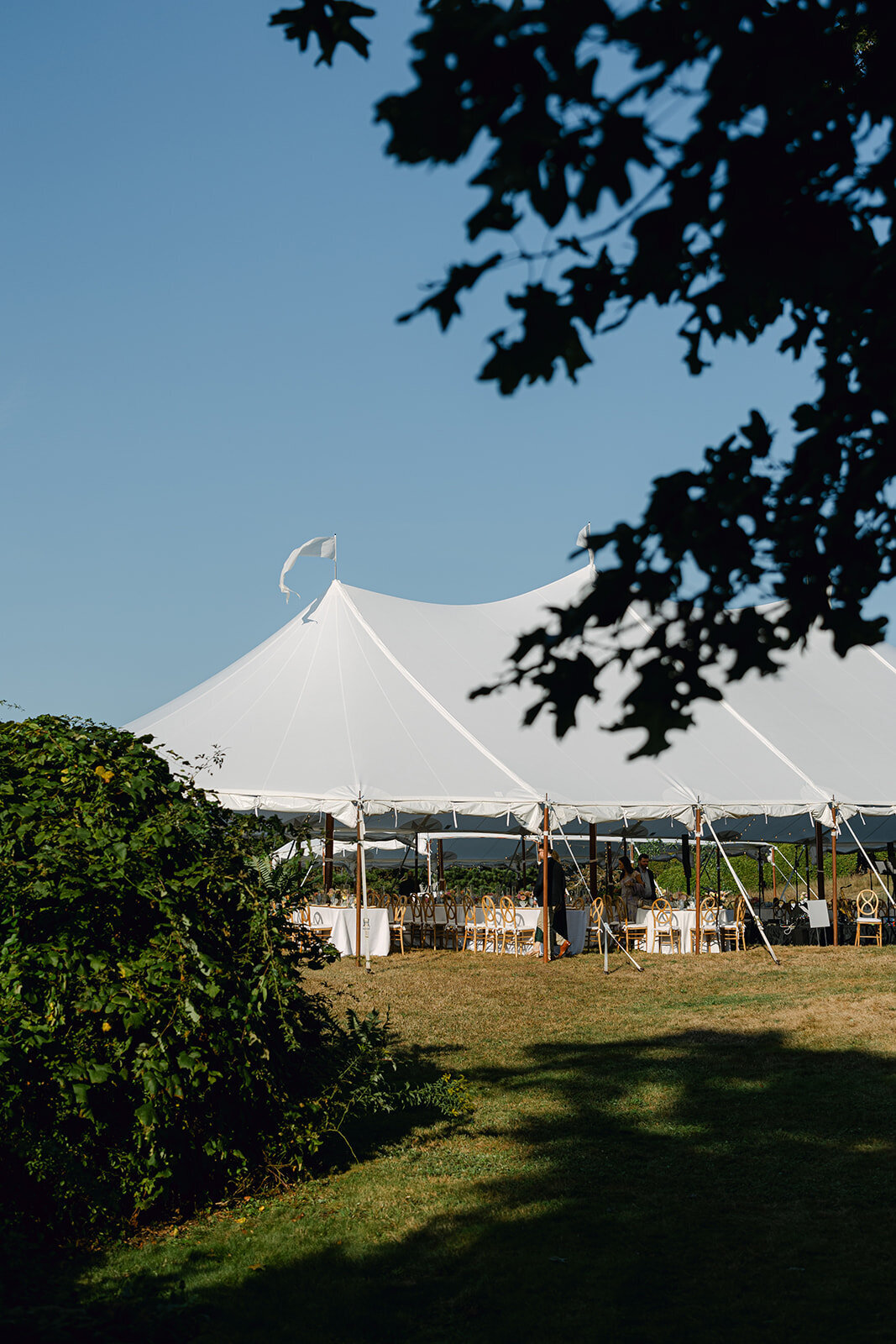 DinnerSpeeches_CatherineWes_CapeCodPrivateHomeWedding_SamBrooksPhotos-14