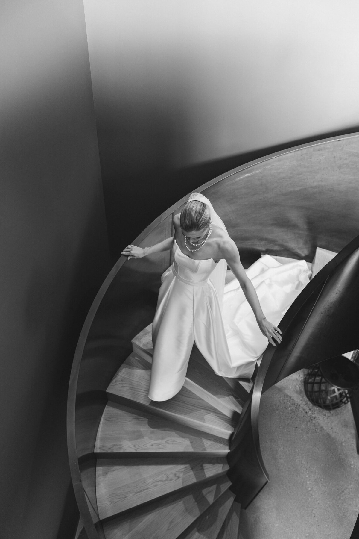bride-blackandwhite-weddingdress-staircase