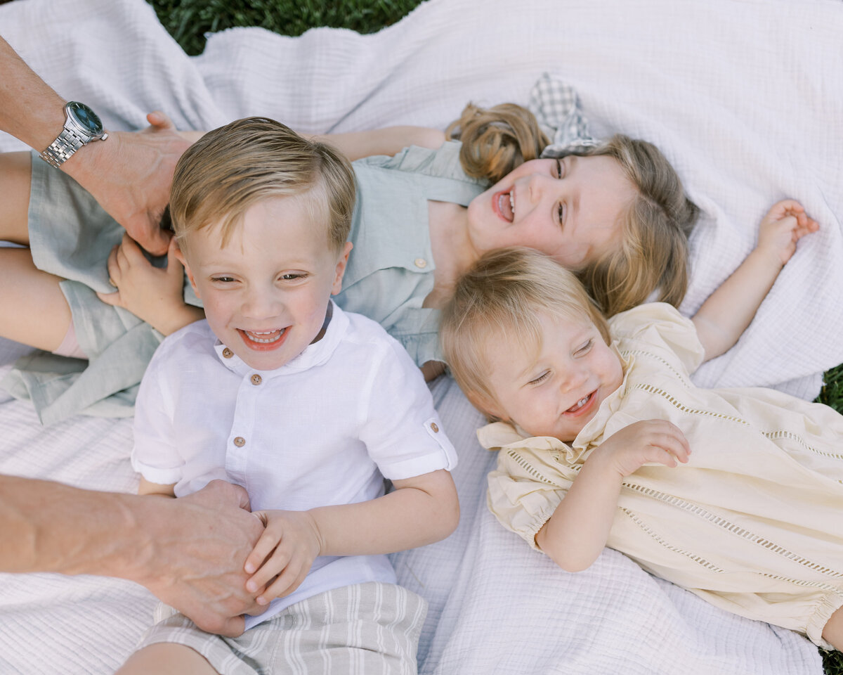 Family portrait session in a Philadelphia park - 9