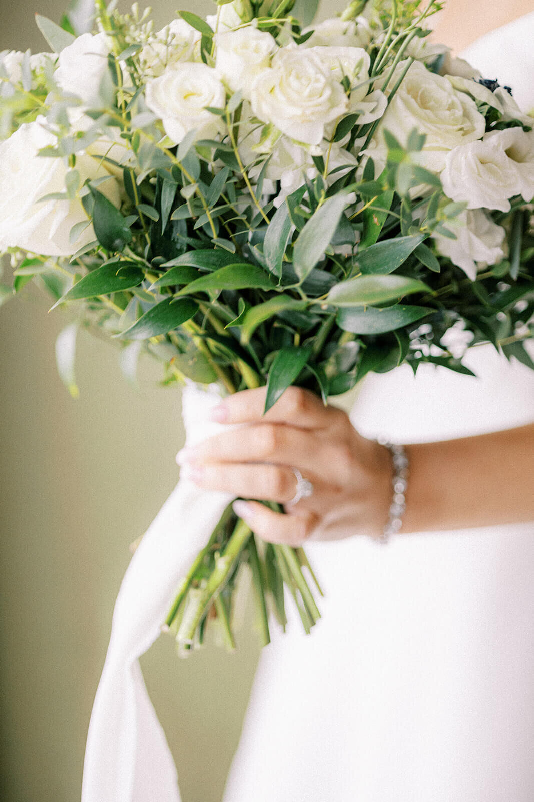 Alyssa-Marie-Photography-wedding-day-portrait-bouqeut