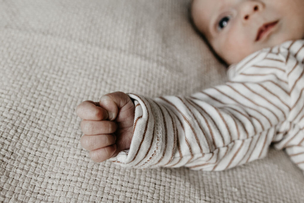 Close-up van het handje van newborn baby Leon tijdens de newbornshoot