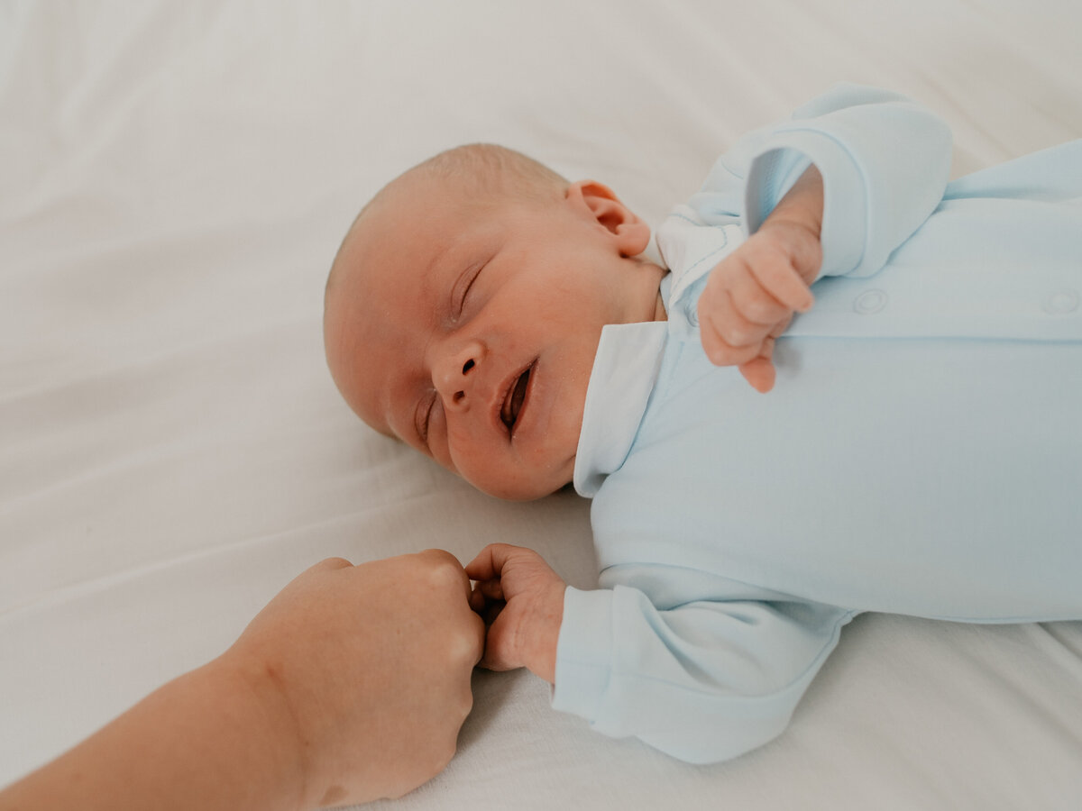 Newbornshoot door Leukfotografie in Amsterdam, Zaandam, Landsmeer, Oostzaan en Purmerend – zachte, liefdevolle babyfoto’s-16