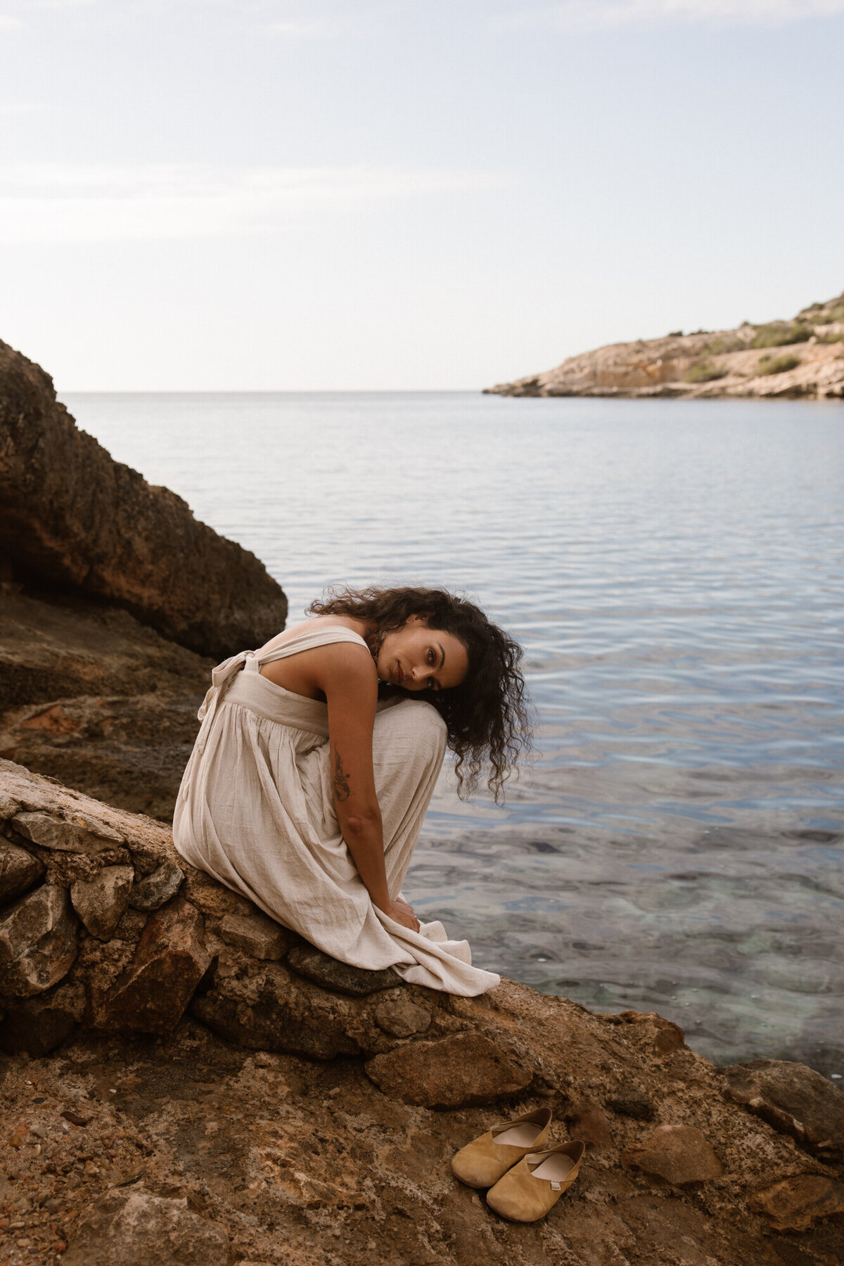 Vrouw_Zittend_Zee_Ibiza_Branding_Shoot