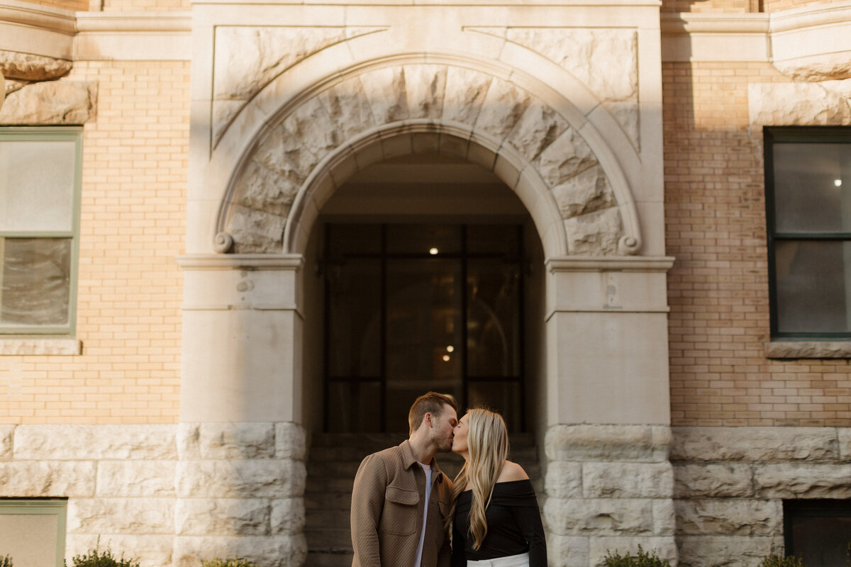 Indianapolis engagement photographer romantic city session