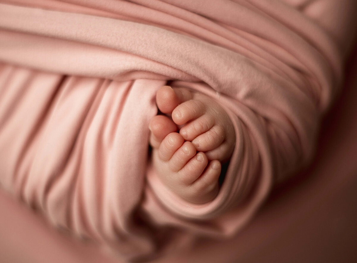newborn-girl-tiny-feet-maple-grove