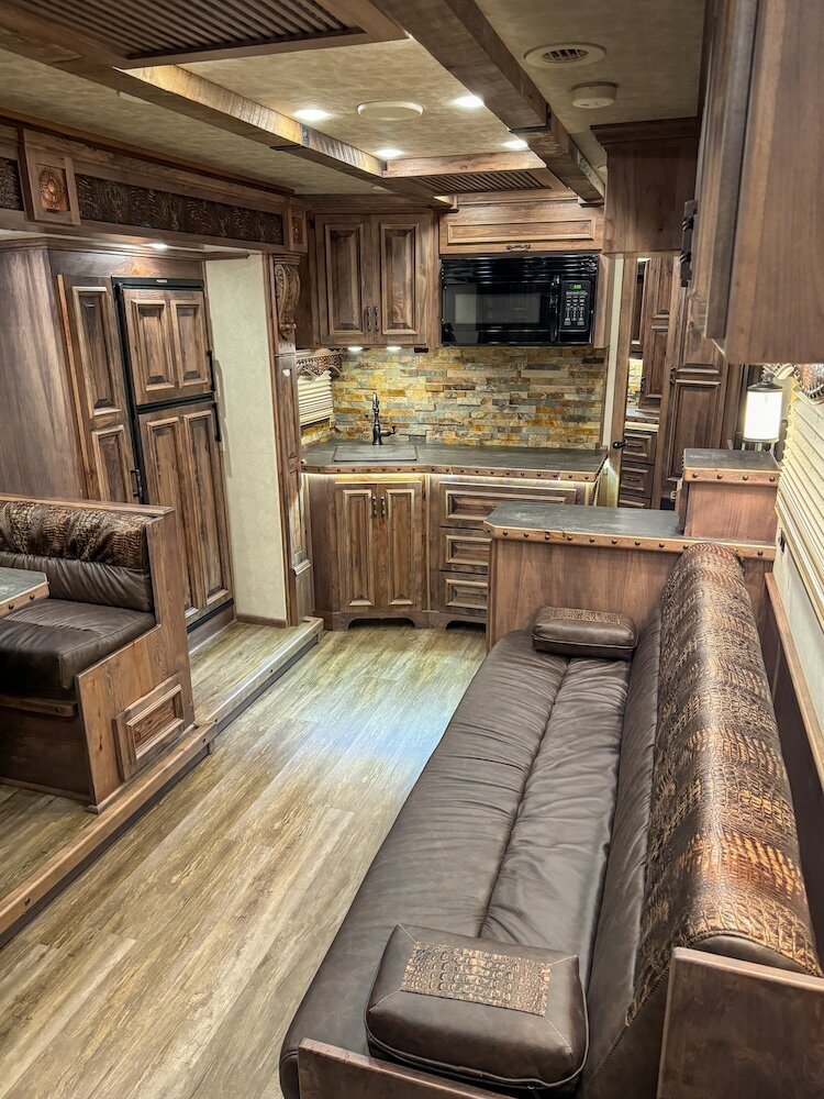luxury-living-quarter-horse-trailers-trail-boss-conversions-kitchens-7