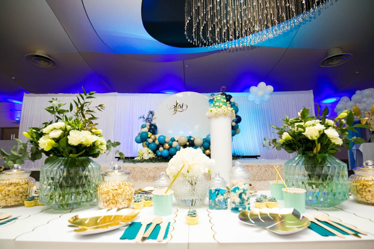 Pretty white and green flower arrangements with kids table decoration gold plates and turquoise cups