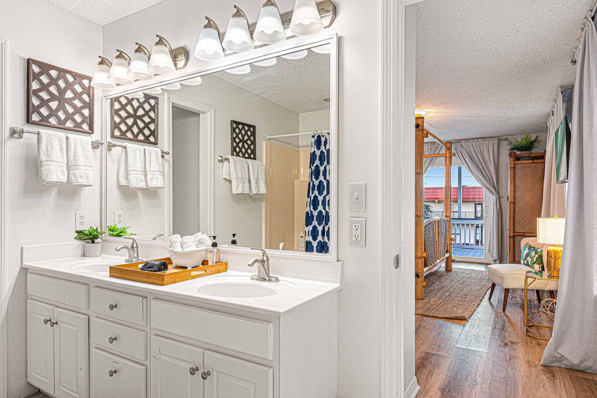 2nd level master bed & bath (1)