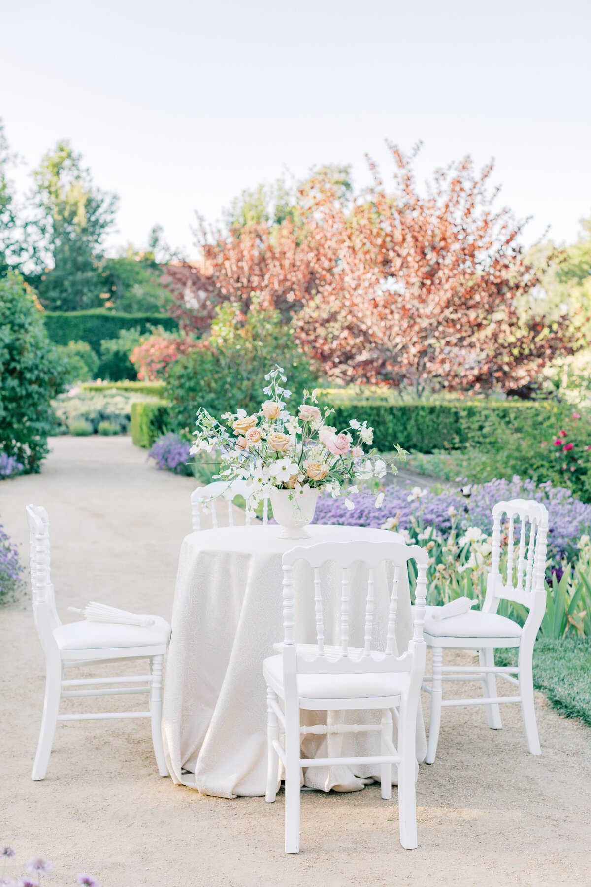 elegant-outdoor-wedding-reception-table-setting
