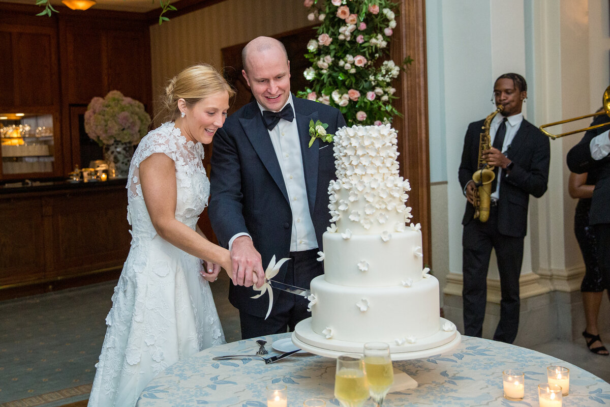 cake-cutting-capital-city-club-wedding