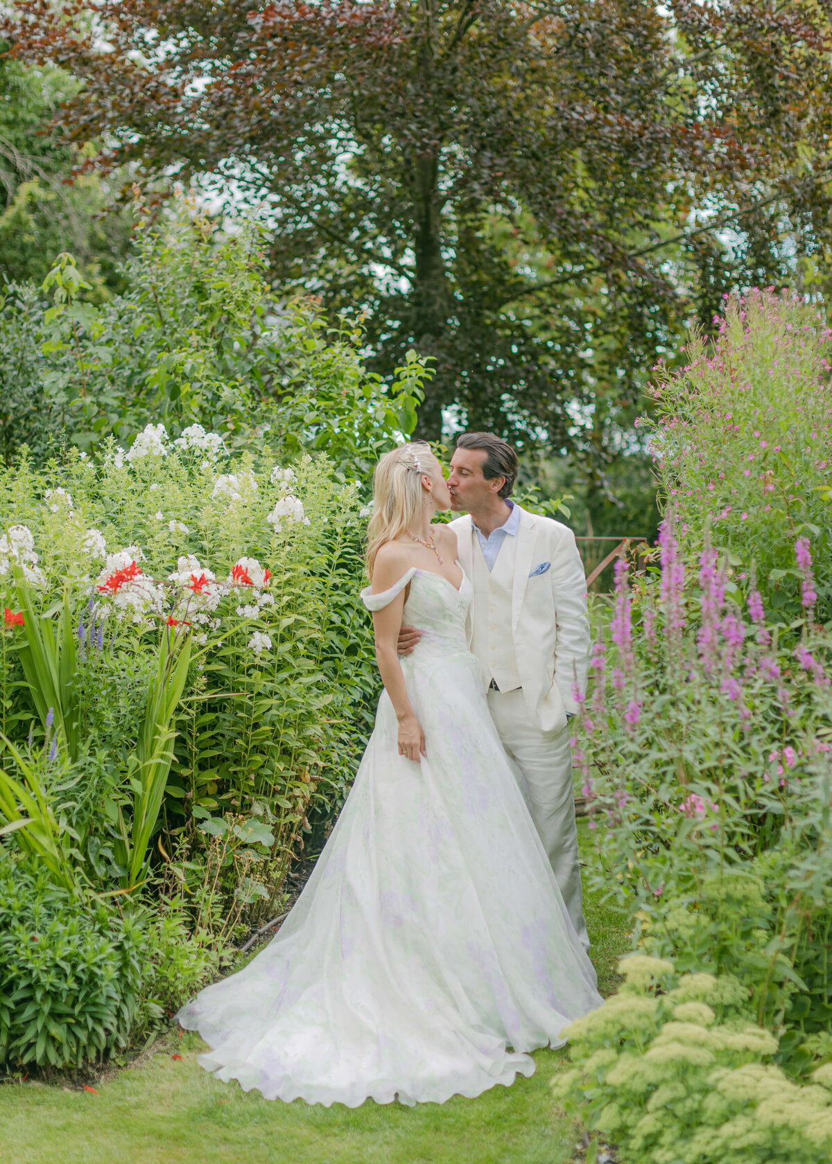 chloe-winstanley-weddings-hambleden-suzanne-neville-bride-groom-kiss-gardens