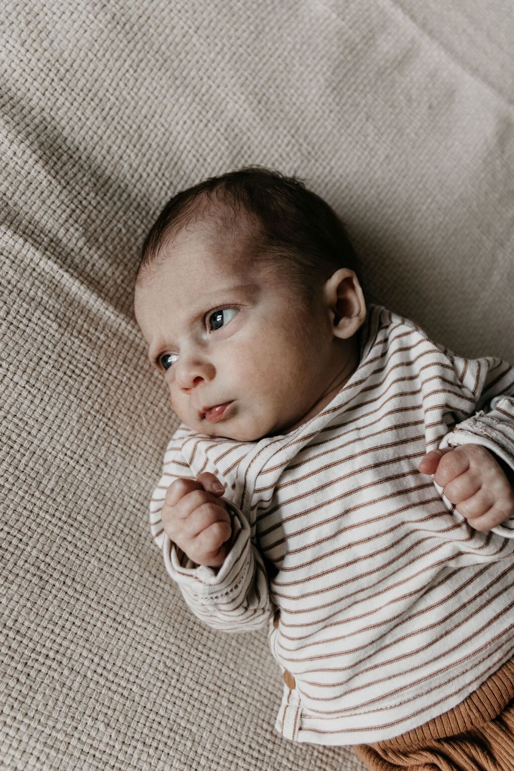 Portretfoto van newborn baby Leon tijdens de gezellige newbornshoot