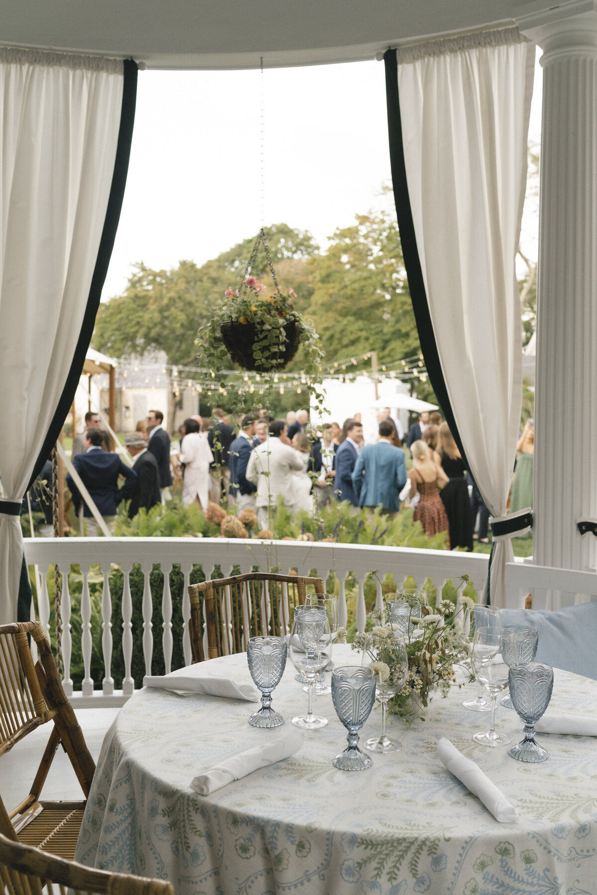 Marthas-vineyard-wedding-planner-kg-events-design-luxury-destination-weddings-private-events-corporate-events-edgartown-ma-event-designer-outdoor-tented-wedding-reception-island-wedding-vogue-wedding-pohogonot-3