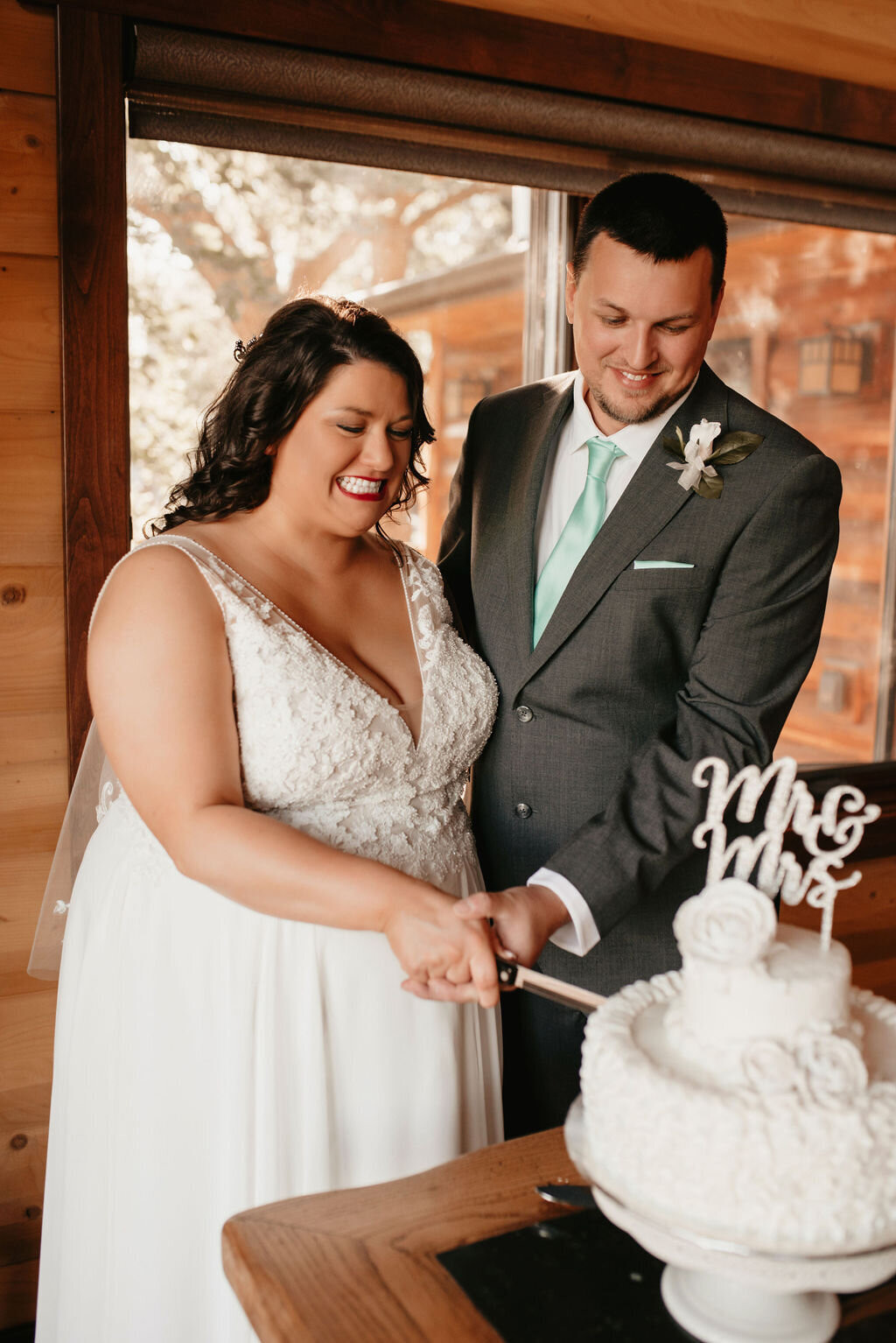 Vesper-and-Vow-Bemidji-Minnesota-wedding-and-elopement-photographer-coordinator-planner-elegant-cake-cutting