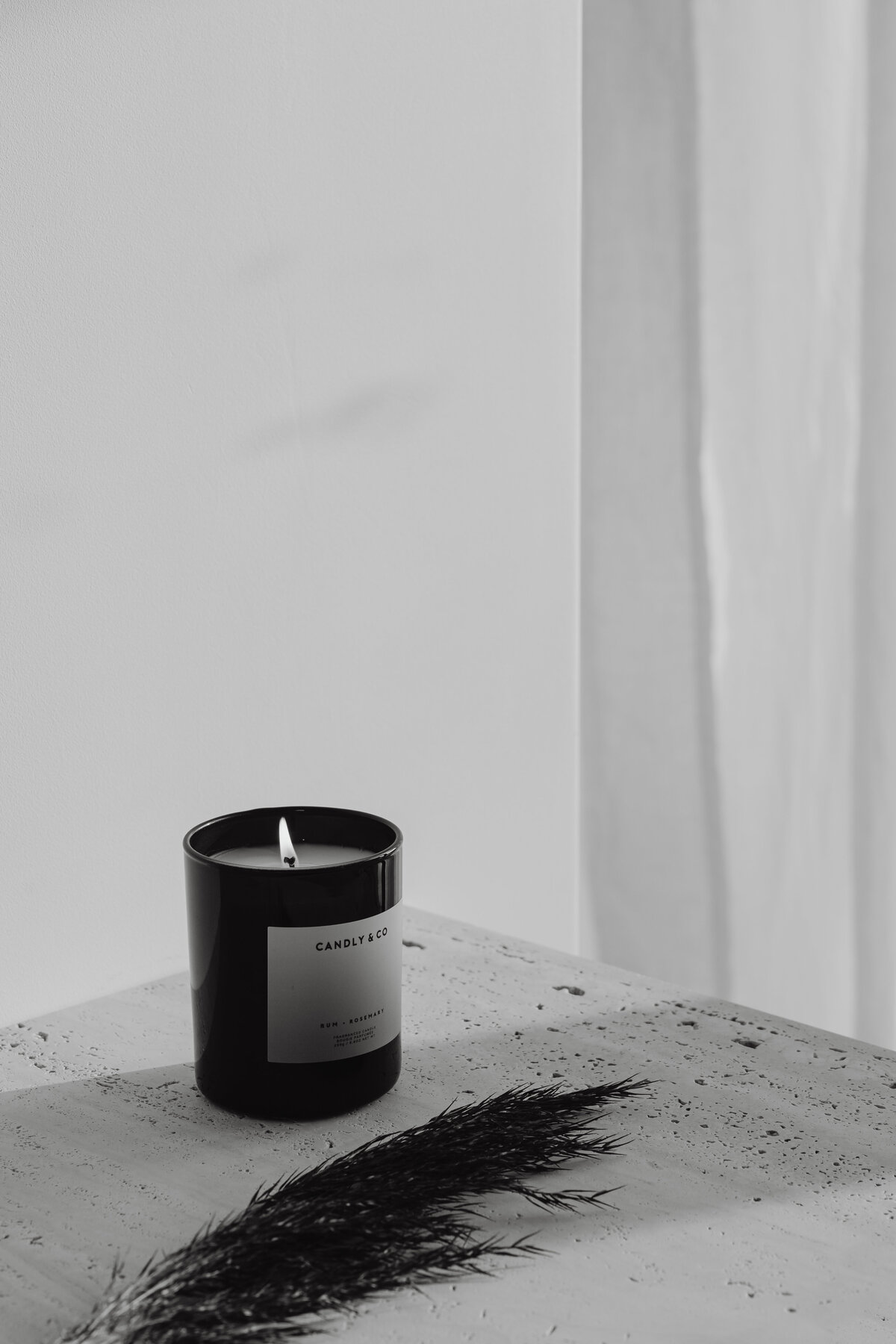kaboompics_product-photography-candles-and-diffuser-fragrances-branding-packaging-29050