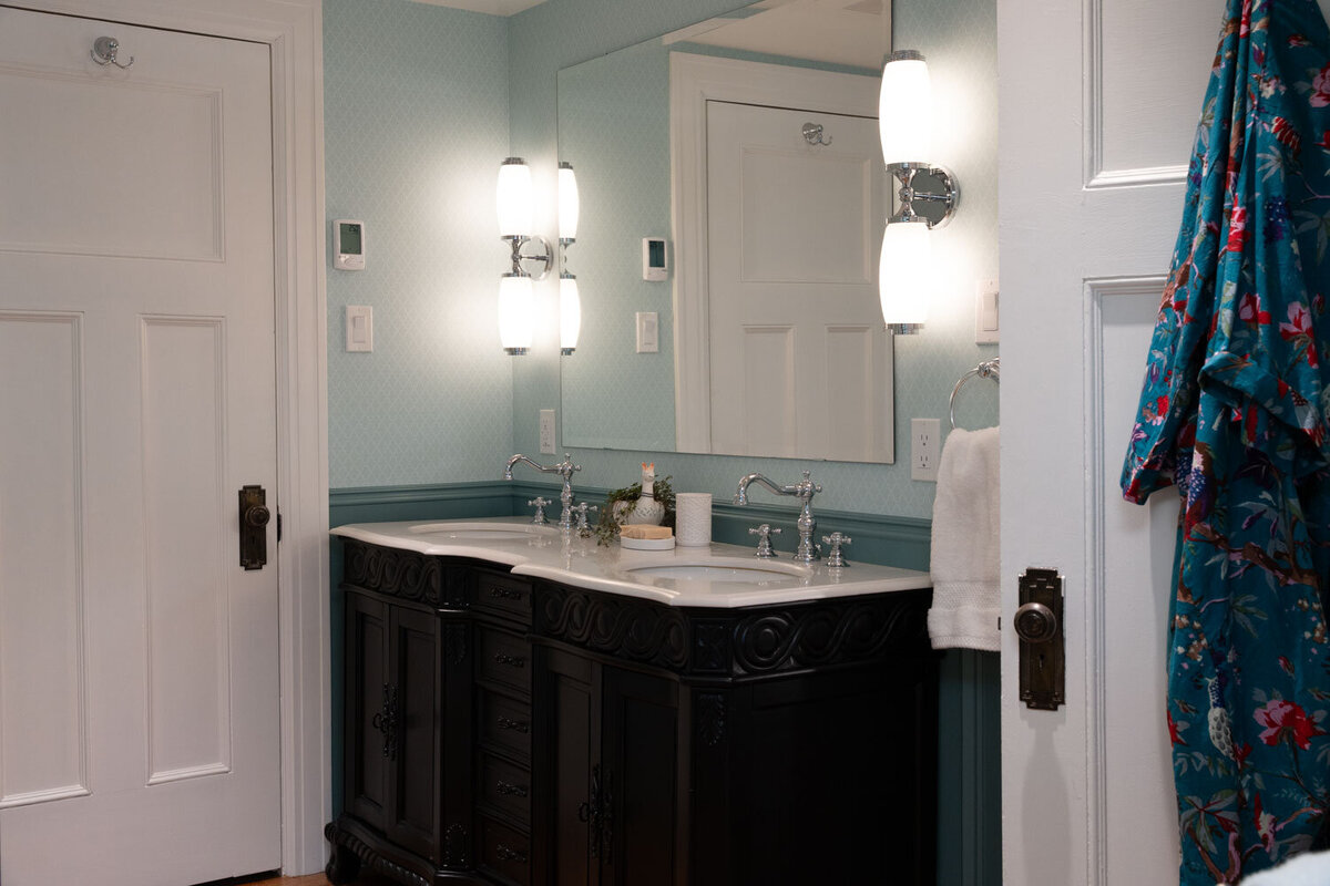 8MonklandVanity