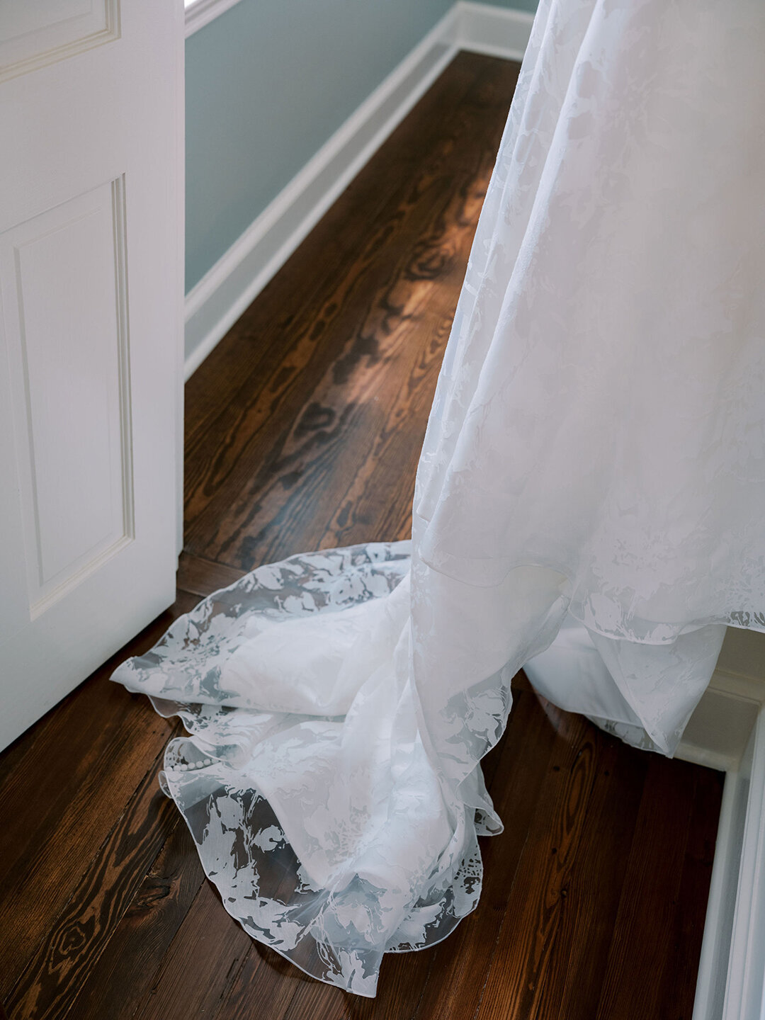 KathleenRob5-3-25GlenstoneGardenVA-VickiGraftonPhotography-34