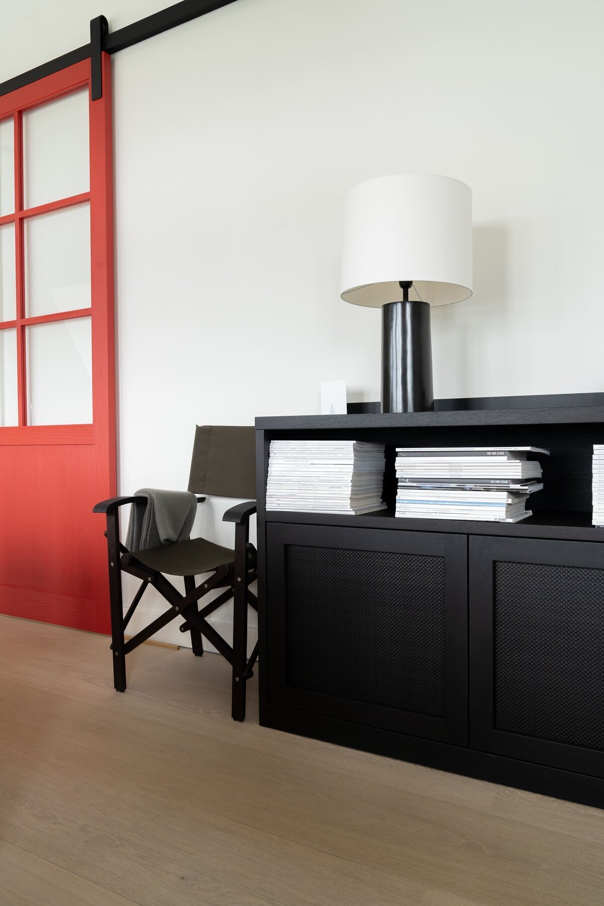 Von-Dach-bis-Keller-Sideboard-schwarz-rote-Tuere