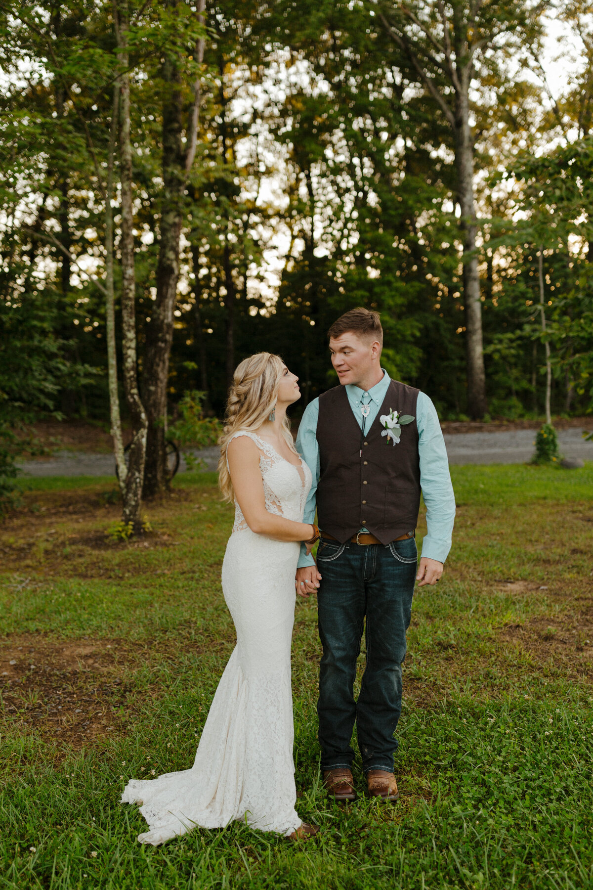 colorado-wedding-photographer-in-soddy-daisy-tennessee-at-mountain-heights-venue-near-nashville-horse-dog-lake-barn-690