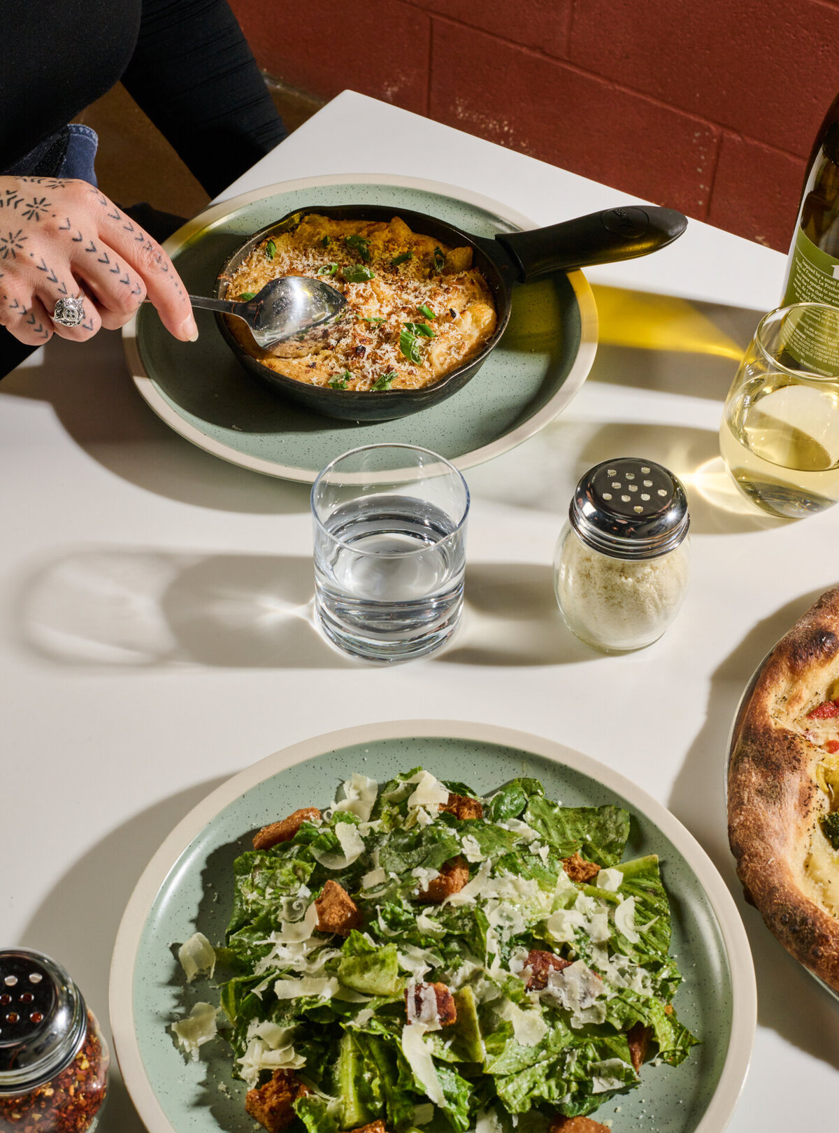 la-food-photographer-lindsay-kreighbaum-los-angeles-donna-jean-vegan-restaurant-photographer-pizza-pasta-lifestyle-4
