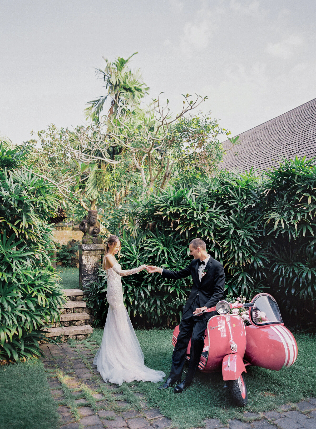 Bali_Venue_glasshouse_Tirtha_Uluwatu_Top_Top_Wedding_Fine_Art_Film_Photographer__Luxury_Wedding_Asian_Vicki_Grafton_Photography.JPG142