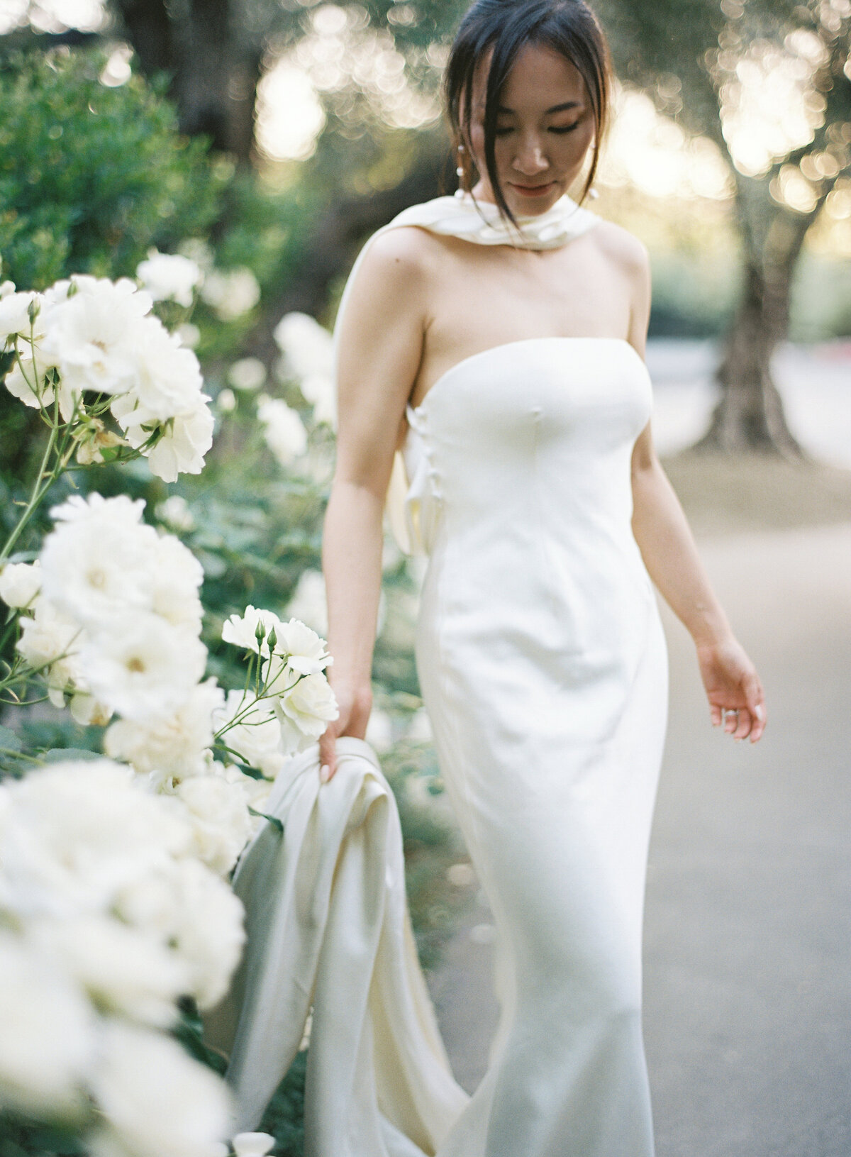 the-estate-yountville-bride-white-roses-garden-golden-hour