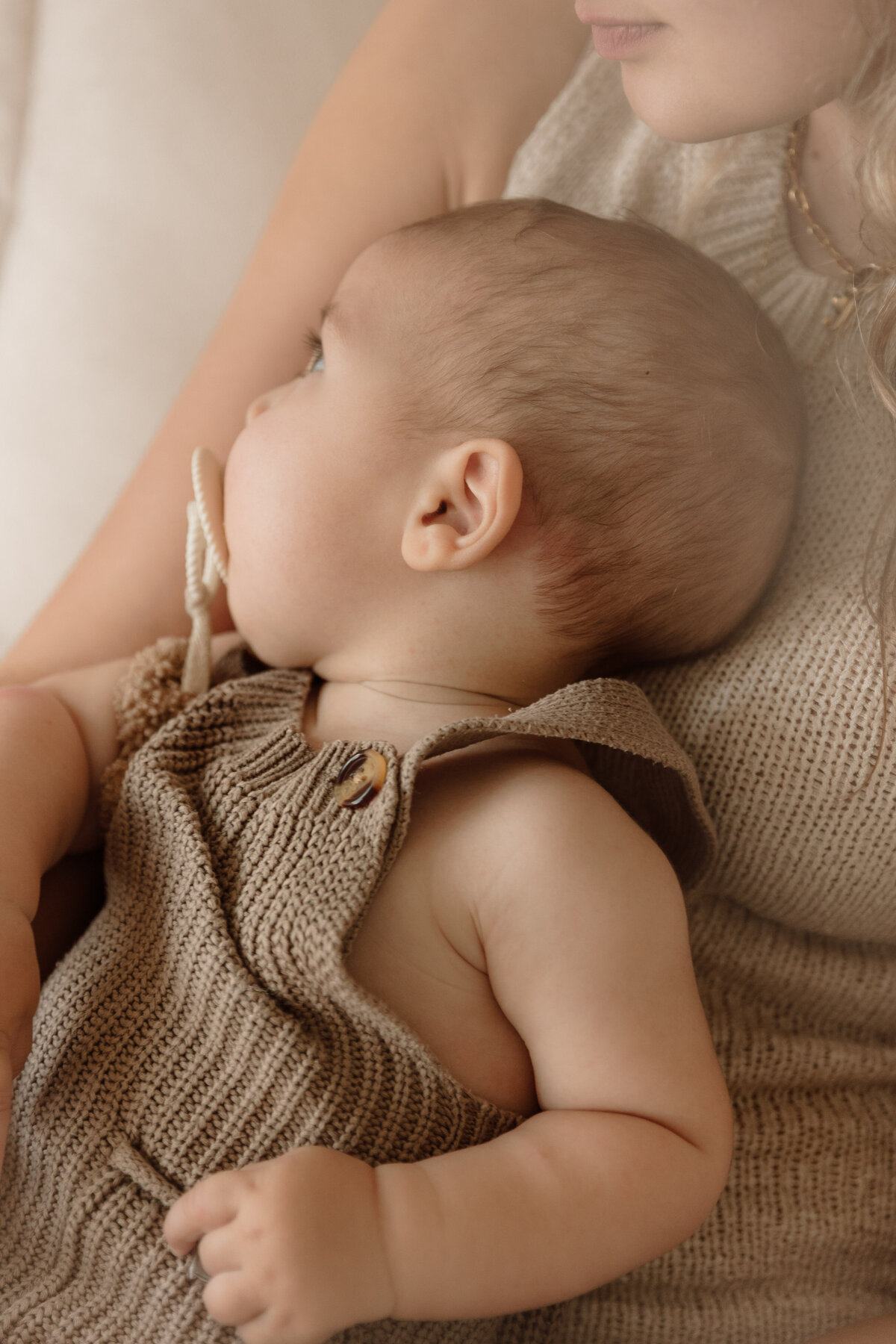 newborn fotograaf - gezinsfotograaf - zwangerschapsfotografie - videograaf - Sint-Niklaas - Pictures by Jess - Mama en baby shoot - borstvoeding
