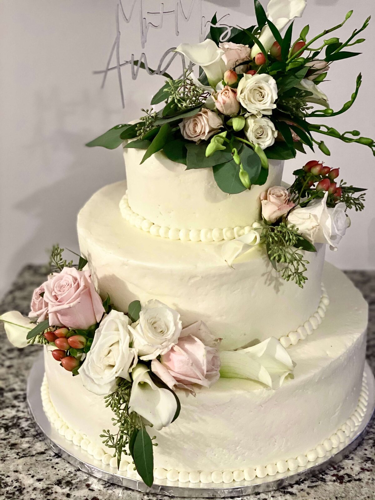 wedding-cake-mr-and-mrs
