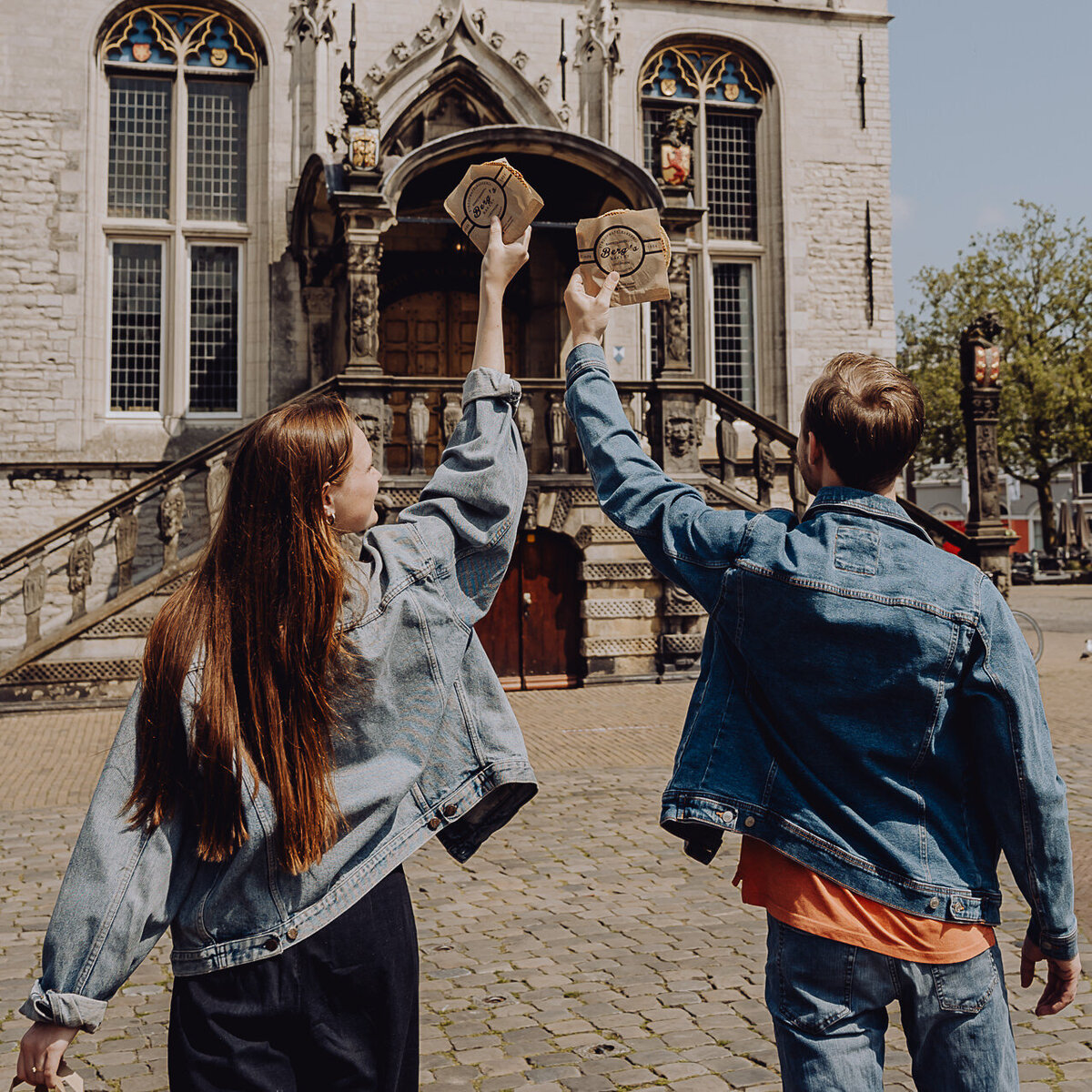 Stel met Verse wafel voor het Stadhuis van Gouda